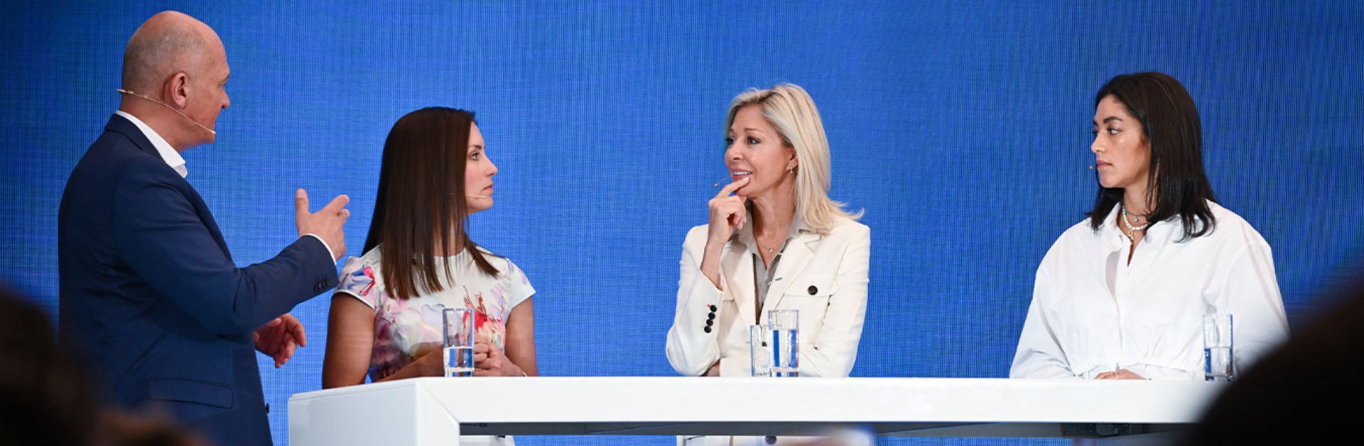 So geht Impact Investment in der Praxis: Ulrich Reitz im Gespräch mit Julia Kleiser, Philanthropie-Beraterin bei der liechtensteinischen Privatbank LGT, mit Nadja Swarovski, Chair Emeritus der Swarovski Foundation, sowie der Unternehmerin Anouk Hilti-Zingg (v.li.).